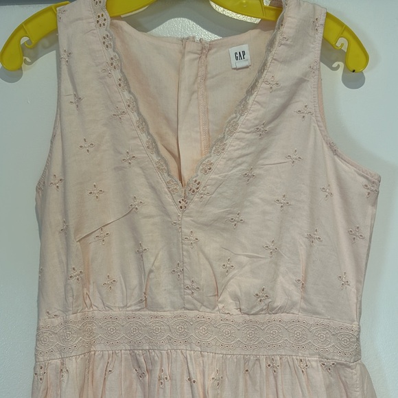 Gap peach eyelet dress size 4. - Picture 4 of 12
